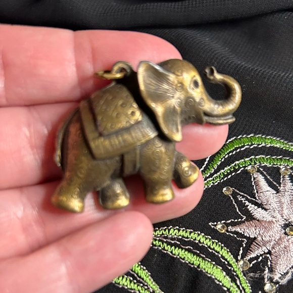 VTG Brass Elephant Etched pendant. Unbranded - Picture 6 of 6